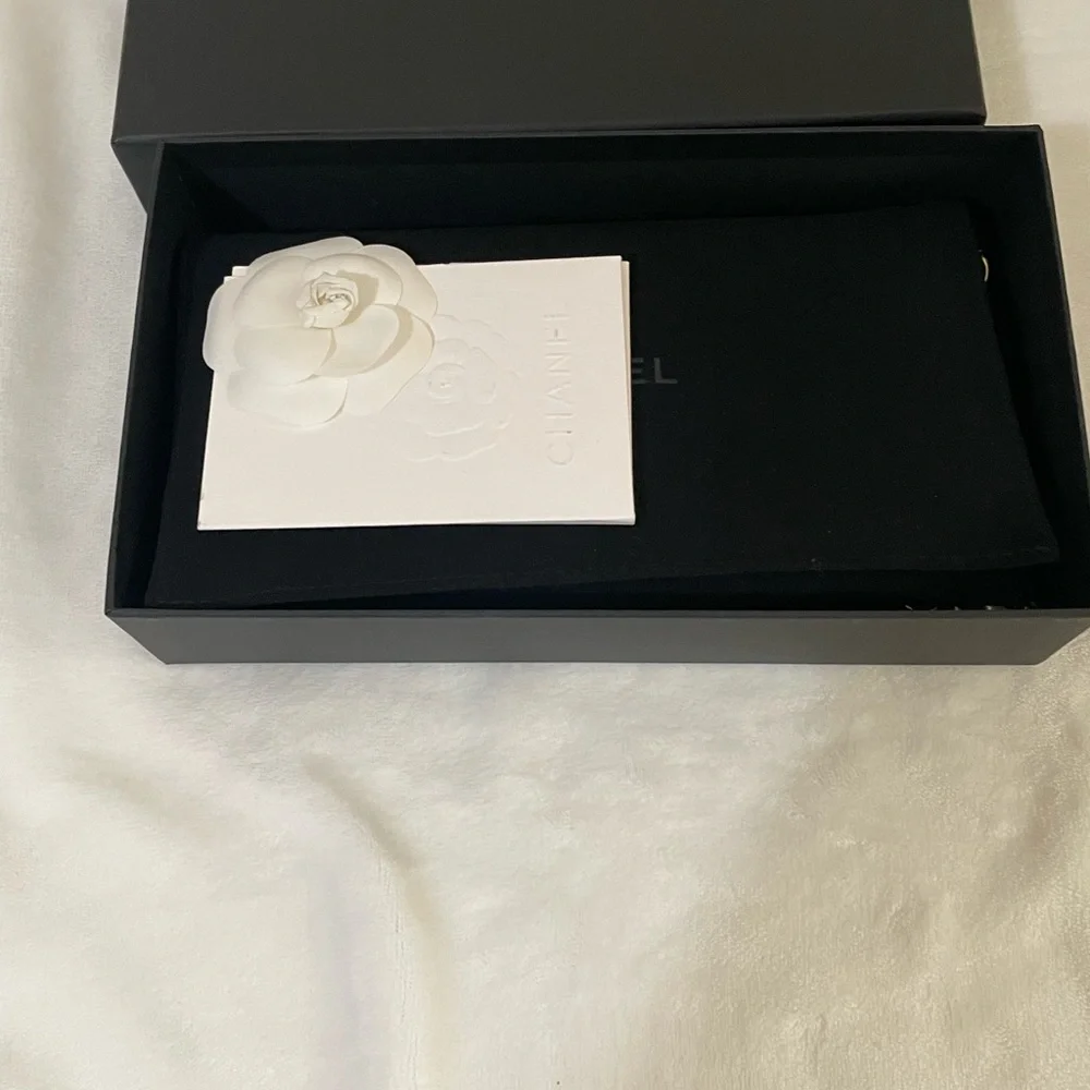 Chanel Lambskin Camellia Embossed wallet - Picture 1 of 16